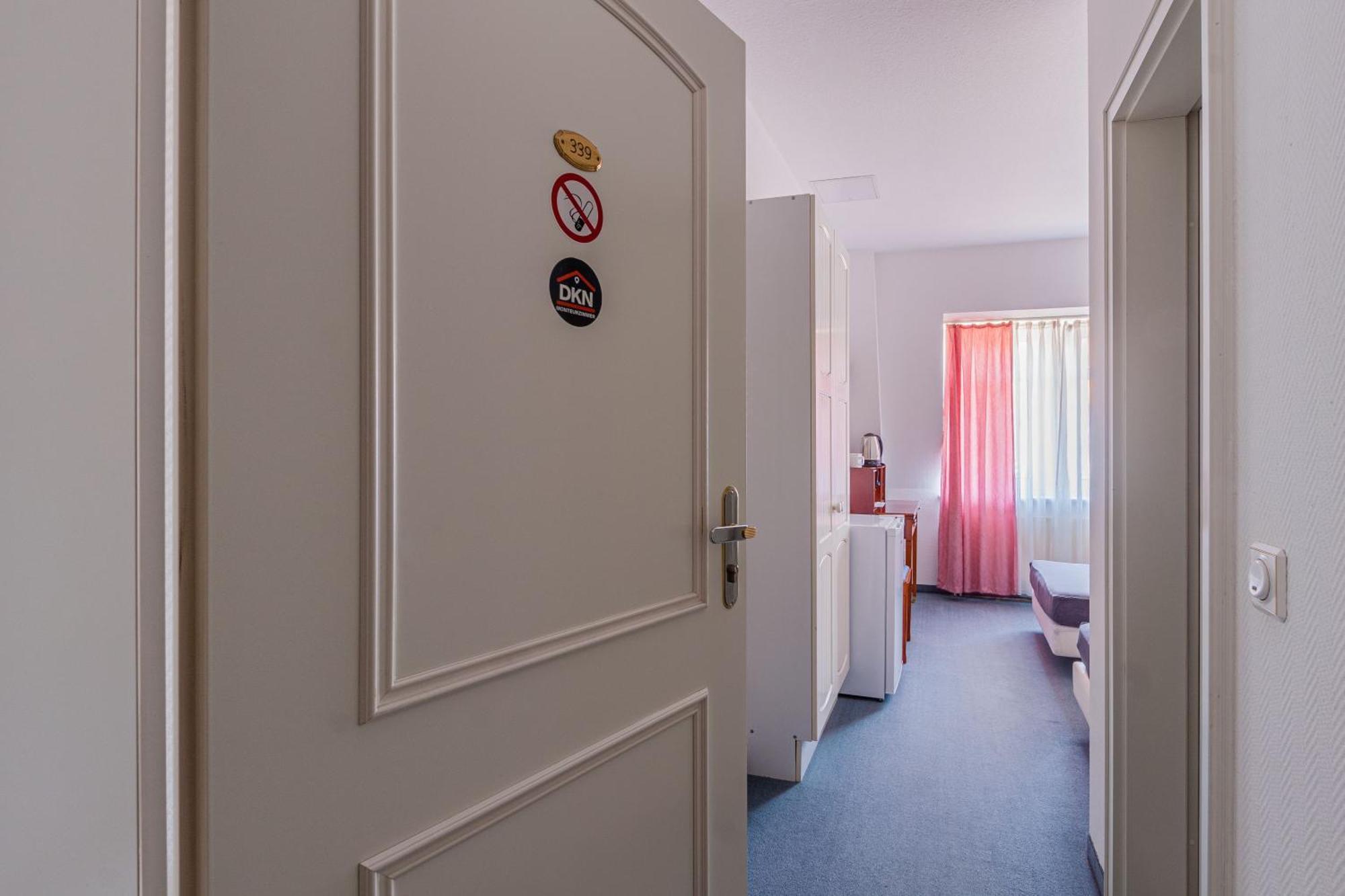 In Dresden, Mit Eigenem Bad Und Kochmöglichkeit * Dresden